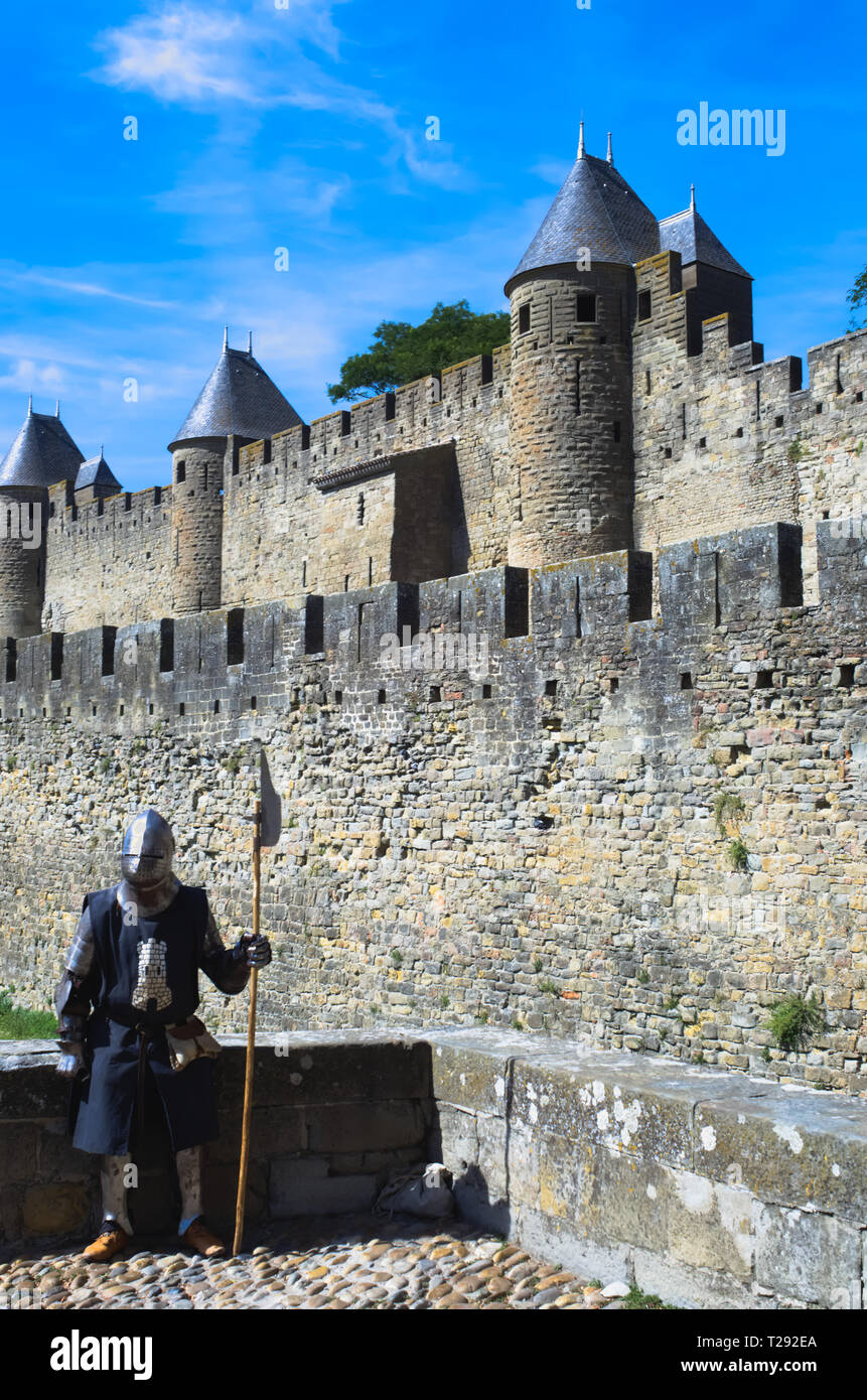 Knight la garde à l'entrée de la cité médiévale de Carcassonne Banque D'Images