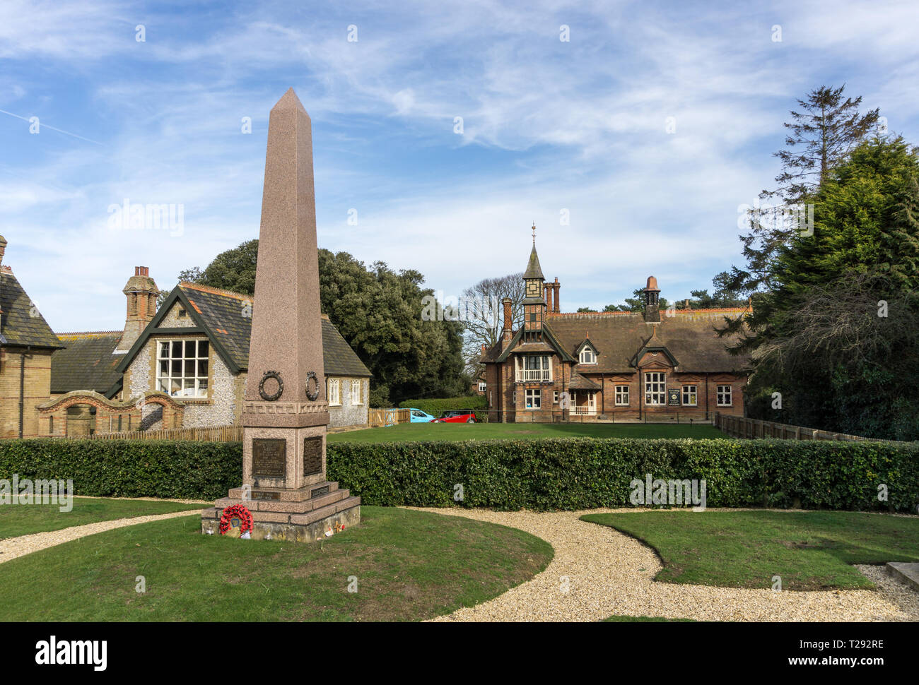 L'estate village de Holkham, North Norfolk, Royaume-Uni ; avec le monument aux morts en face, à gauche de l'école et le droit de la salle de lecture. Banque D'Images