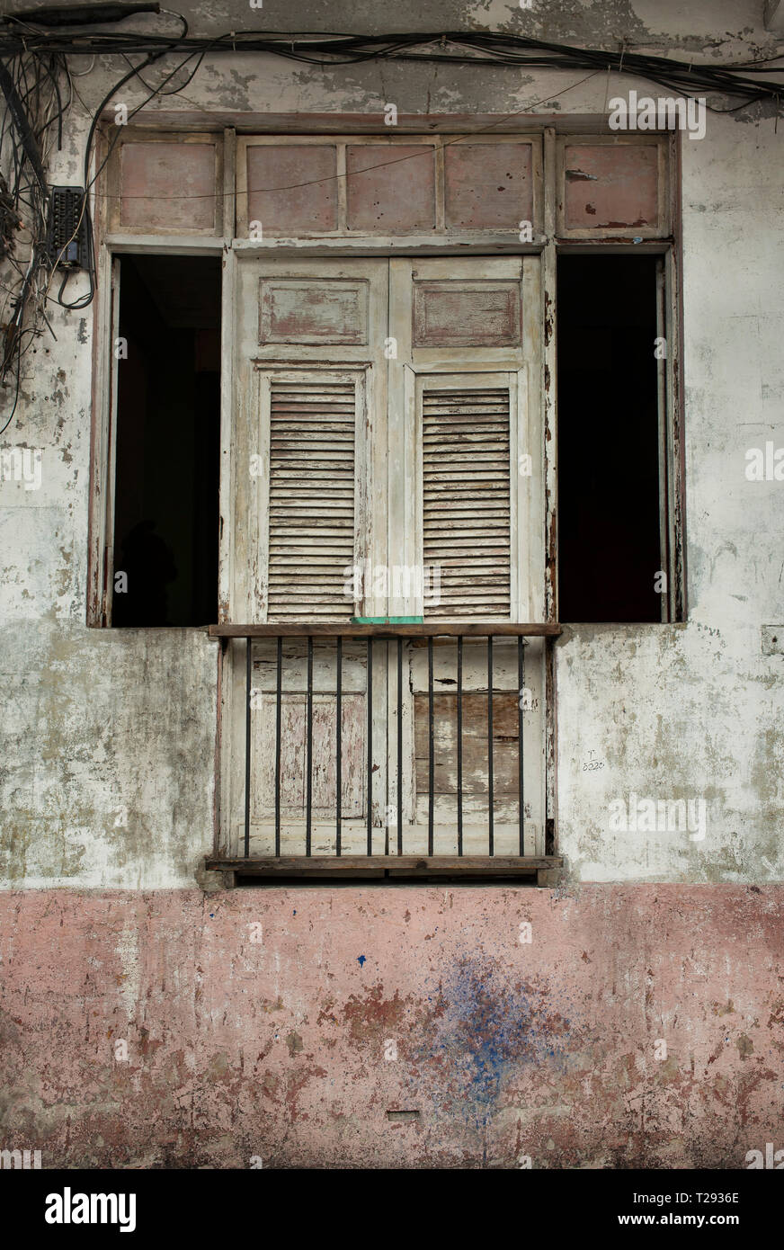 Vieille façade d'une maison d'habitation avec fenêtre coloniale de détails. Casco Viejo, la ville historique de la ville de Panama, Panama. Oct 2018 Banque D'Images