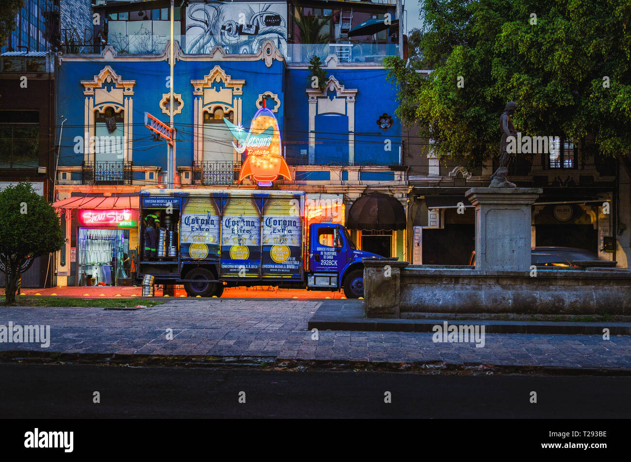 Storefront avec néons et statue dans la ville de Mexico, Mexique Banque D'Images