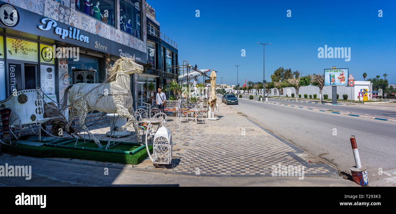 L'osier et de char sur la route principale via le Port El Kantaoui en Tunisie le 25 mars 2019 Banque D'Images