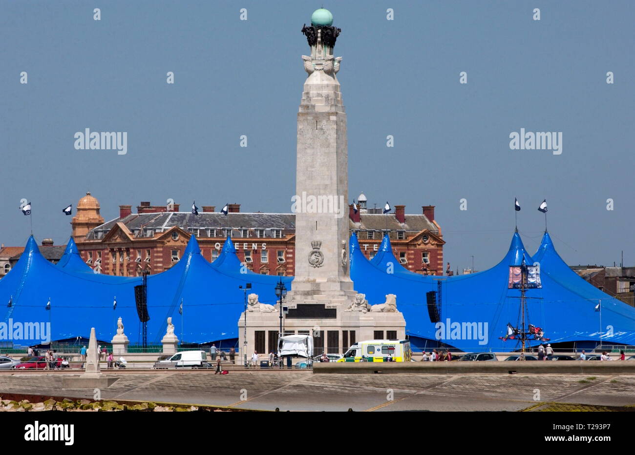 AJAXNETPHOTO. L'année 2005. PORTSMOUTH, Angleterre. - NAVAL WAR MEMORIAL - OBÉLISQUE SUR SOUTHSEA COMMON À CLARENCE ESPLANADE DONNE SUR LE SOLENT ; navigation de passage pour l'expédition. PHOTO:JONATHAN EASTLAND/AJAX REF:D152706 0199 Banque D'Images