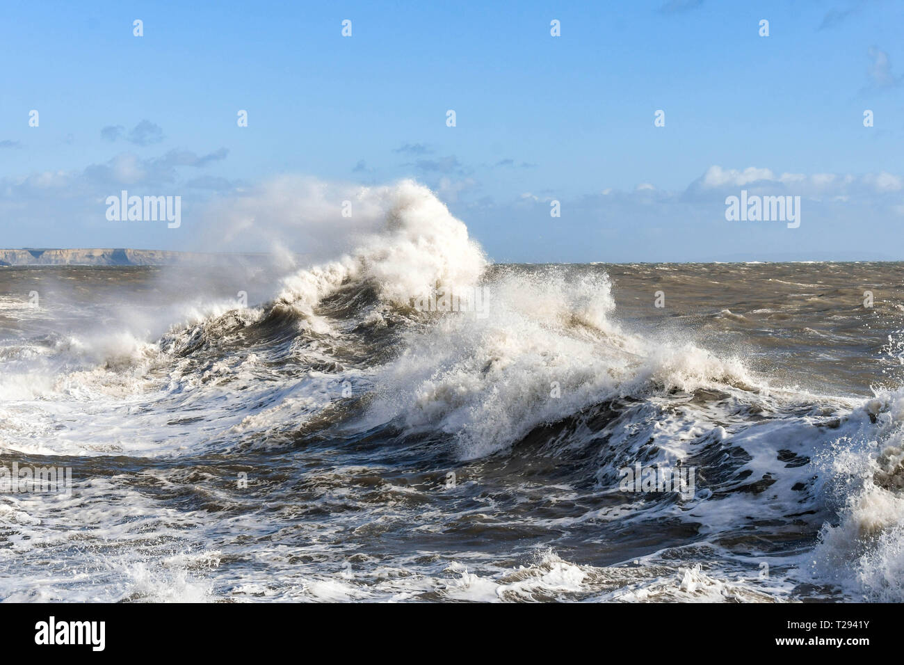Mer agitée avec des vagues de pulvérisation par un jour de vent Banque D'Images
