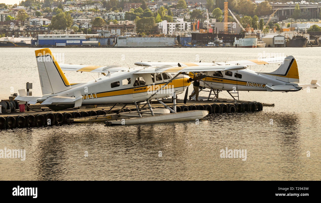 SEATTLE WA, USA - Juin 2018 : les hydravions exploités par Kenmore Air à la jetée de l'hydroaérodrome de Seattle à l'aube. Banque D'Images