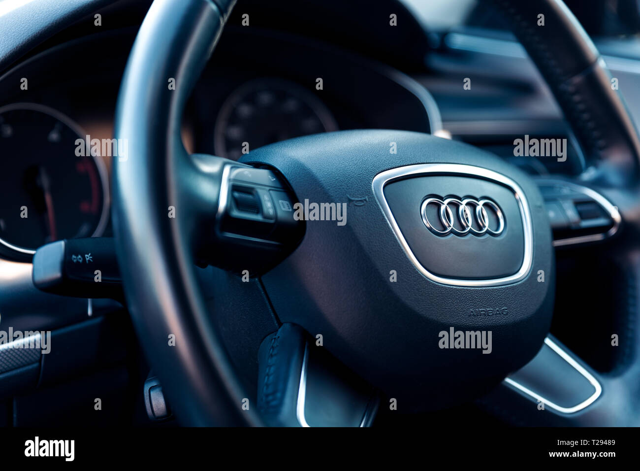 Intérieur d'une Audi A6 voiture avec tableau de bord et volant, voiture moderne en détails l'intérieur de la lumière du matin. 04 mars 2019 Saint Neots, UK. Banque D'Images