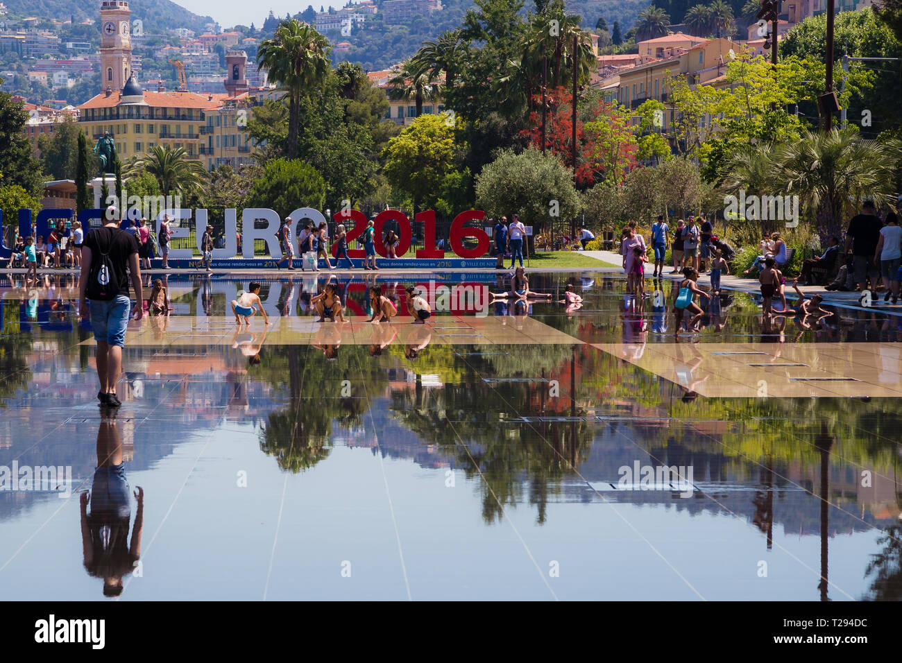 Nice, France. Enfants jouant dans le parc de l'eau à côté de la signalisation pour l'UEFA Euro 2016 Tournoi de football. Banque D'Images