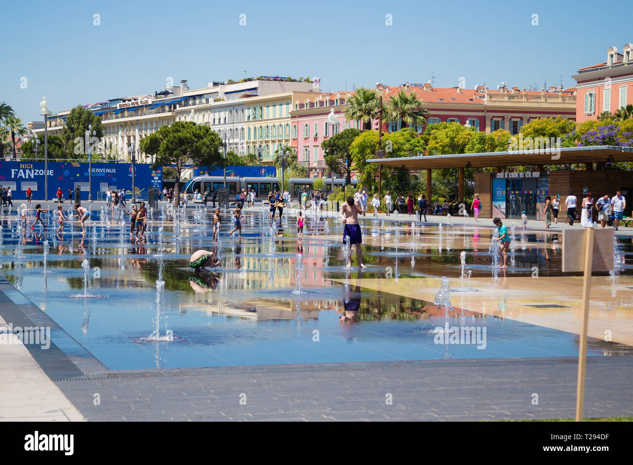 Nice, France. Enfants jouant dans le parc de l'eau à côté de la signalisation pour l'UEFA Euro 2016 Tournoi de football. Banque D'Images