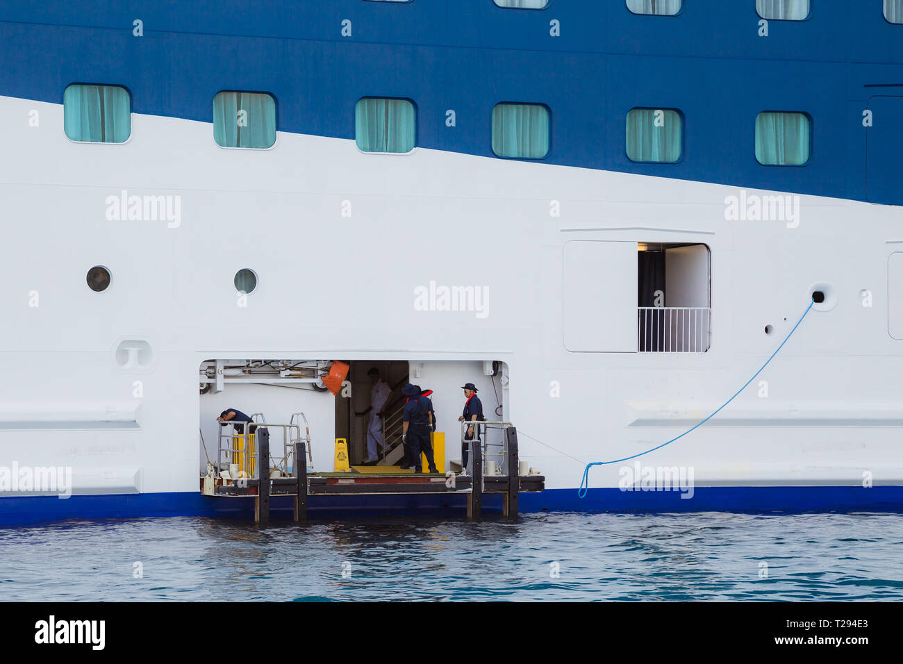 Villefranche, France. L'équipage d'un navire de croisière pour attendre le bateau d'offres pour tirer sur le flanc et bienvenue les passagers de retour à bord. Banque D'Images