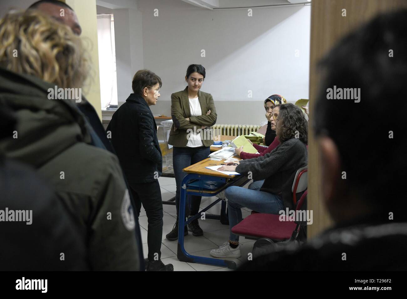 Istanbul, Turquie. Mar 31, 2019. Préparer les électeurs à voter à un bureau de scrutin à Istanbul, Turquie, le 31 mars 2019. Les électeurs turcs se dirigent vers les bureaux de vote, le dimanche pour les élections locales, comme s'inquiète aussi de plus en plus d'inflation et les fluctuations des taux de change. Plus de 57 millions de Turcs dans 81 provinces, avec plus de 10 millions de dollars dans la plus grande ville de la Turquie d'Istanbul, ont le droit de voter pour les maires, les chefs de quartier et les membres des conseils locaux, selon les derniers chiffres. Credit : Xu 199 Changjiang/Xinhua/Alamy Live News Banque D'Images