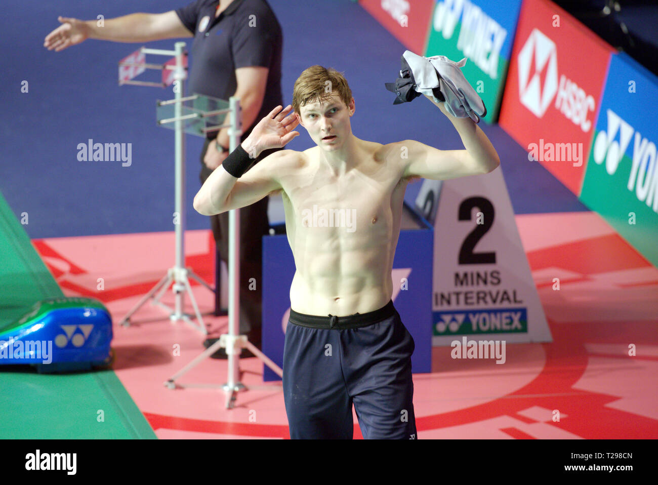 New Delhi, Inde. Le 31 mars 2019. Akiyuki Nosaka Viktor du Danemark les gestes à la foule après avoir remporté le championnat masculin en Inde 2019 Yonex Sunrise ouvert à New Delhi, Inde. Credit : Karunesh Johri/Alamy Live News Banque D'Images