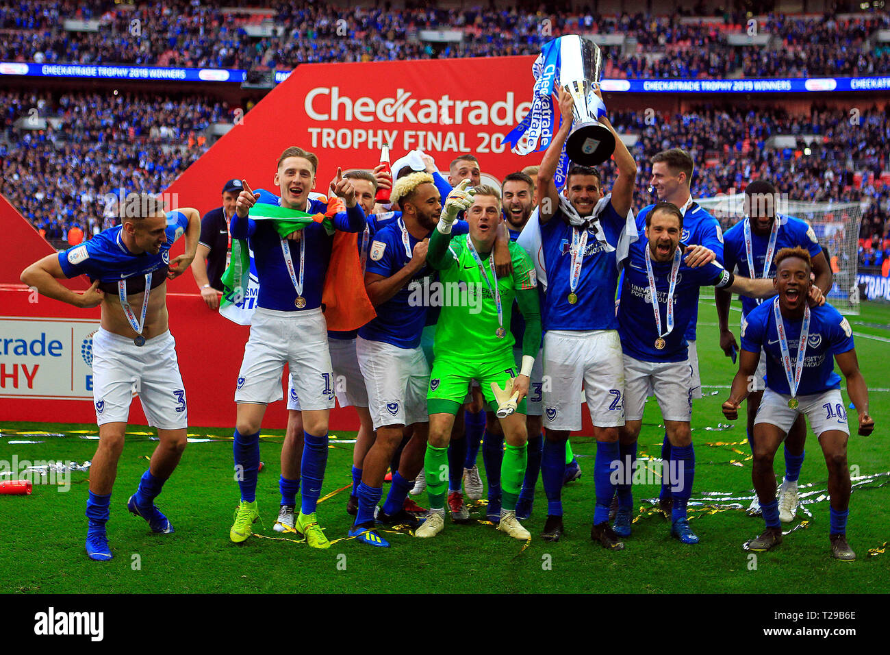 Londres, Royaume-Uni. Mar 31, 2019. Les joueurs de Portsmouth soulever le trophée et célébrer leur victoire. Checkatrade trophy match final, Portsmouth v Sunderland au stade de Wembley à Londres le dimanche 31 mars 2019. Cette image ne peut être utilisé qu'à des fins rédactionnelles. Usage éditorial uniquement, licence requise pour un usage commercial. Aucune utilisation de pari, de jeux ou d'un seul club/ligue/dvd publications pic par Steffan Bowen/Andrew Orchard la photographie de sport/Alamy live news Crédit : Andrew Orchard la photographie de sport/Alamy Live News Banque D'Images