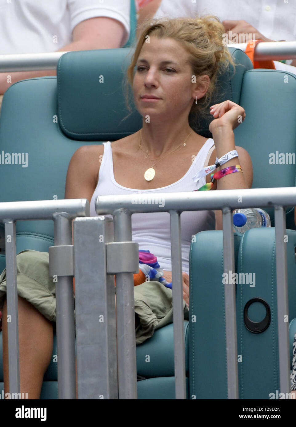 MIAMI Gardens, Floride - 31 mars : La Suisse de Roger Federer bat John Isner des USA dans la dernière journée au cours de quatorze de l'Open de tennis de Miami le 31 mars 2019 à Miami Gardens, en Floride. People : Jessica Seinfeld Banque D'Images