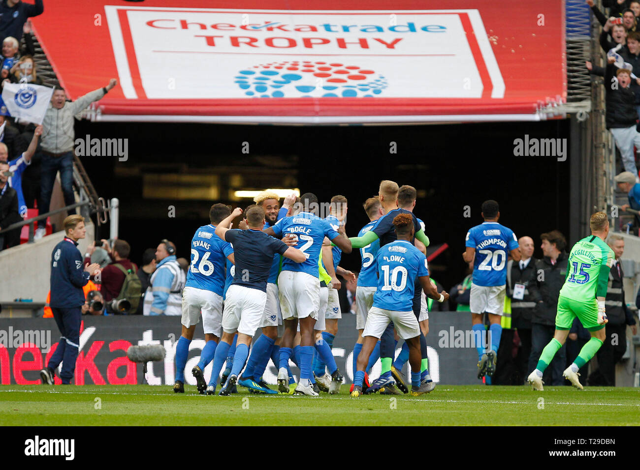 Portsmouth Football Club célébrer au cours de l'Checkatrade Trophy match final entre Portsmouth et Sunderland au stade de Wembley, Londres, Angleterre le 31 mars 2019. Photo par Carlton Myrie. Usage éditorial uniquement, licence requise pour un usage commercial. Aucune utilisation de pari, de jeux ou d'un seul club/ligue/dvd publications. Banque D'Images