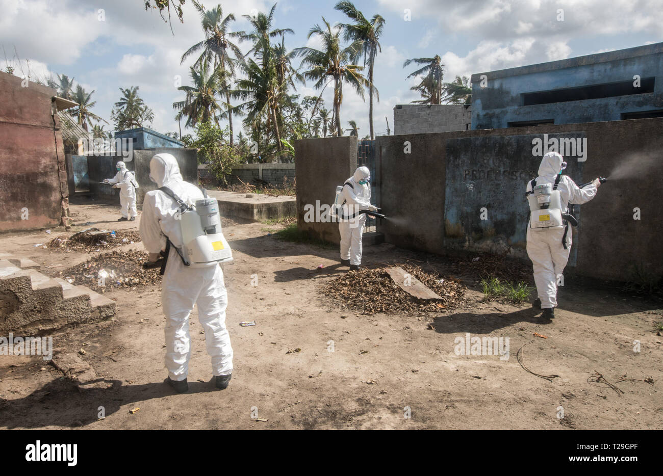 Beira, au Mozambique. Mar 29, 2019. Les membres de l'équipe de secours chinoise désinfectants pulvérisation Amilcar Cabral, à l'école élémentaire, un abri temporaire pour les victimes du cyclone Idai, à Beira, au Mozambique, le 29 mars 2019. Pour aller avec 'Caractéristique : les sauveteurs chinois inscrivez-vous mozambicains pour prévenir les épidémies à la suite des catastrophes Idai Crédit : Zhang Yu/Xinhua/Alamy Live News Banque D'Images