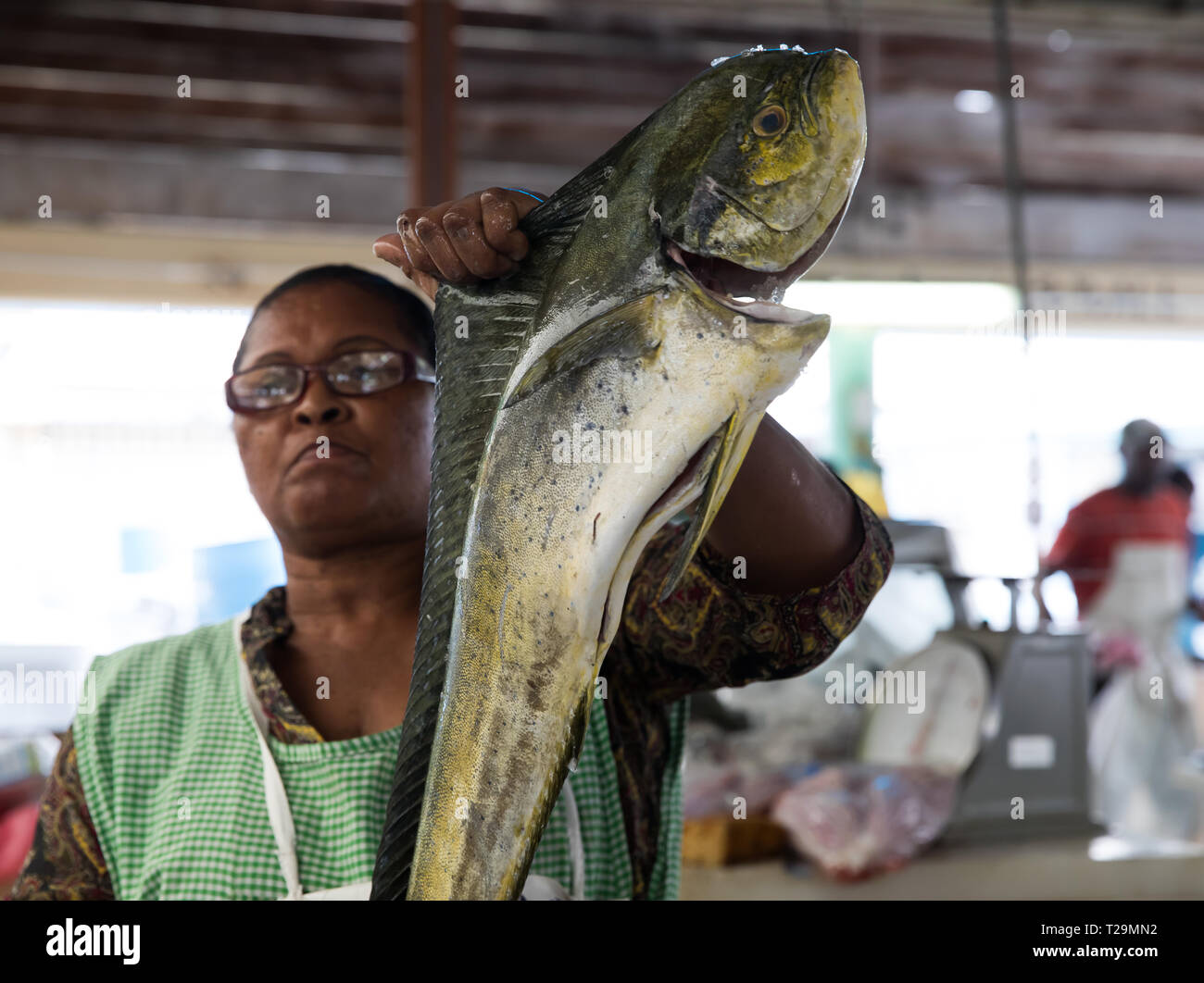 Le personnel de la fonction publique du marché de poissons à Bridgetown Barbade Banque D'Images