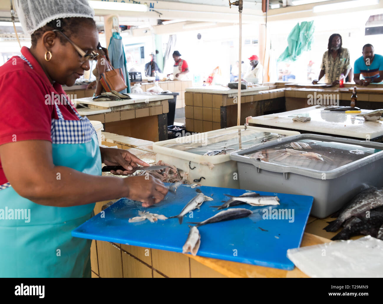 Le personnel de la fonction publique du marché de poissons à Bridgetown Barbade Banque D'Images