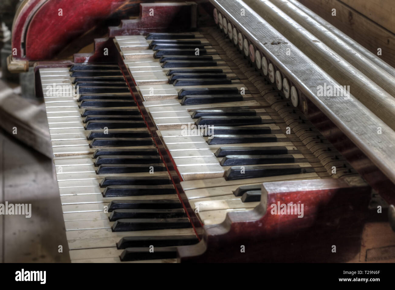 Orgue de l'église ancienne et brisé - Détail du clavier Banque D'Images