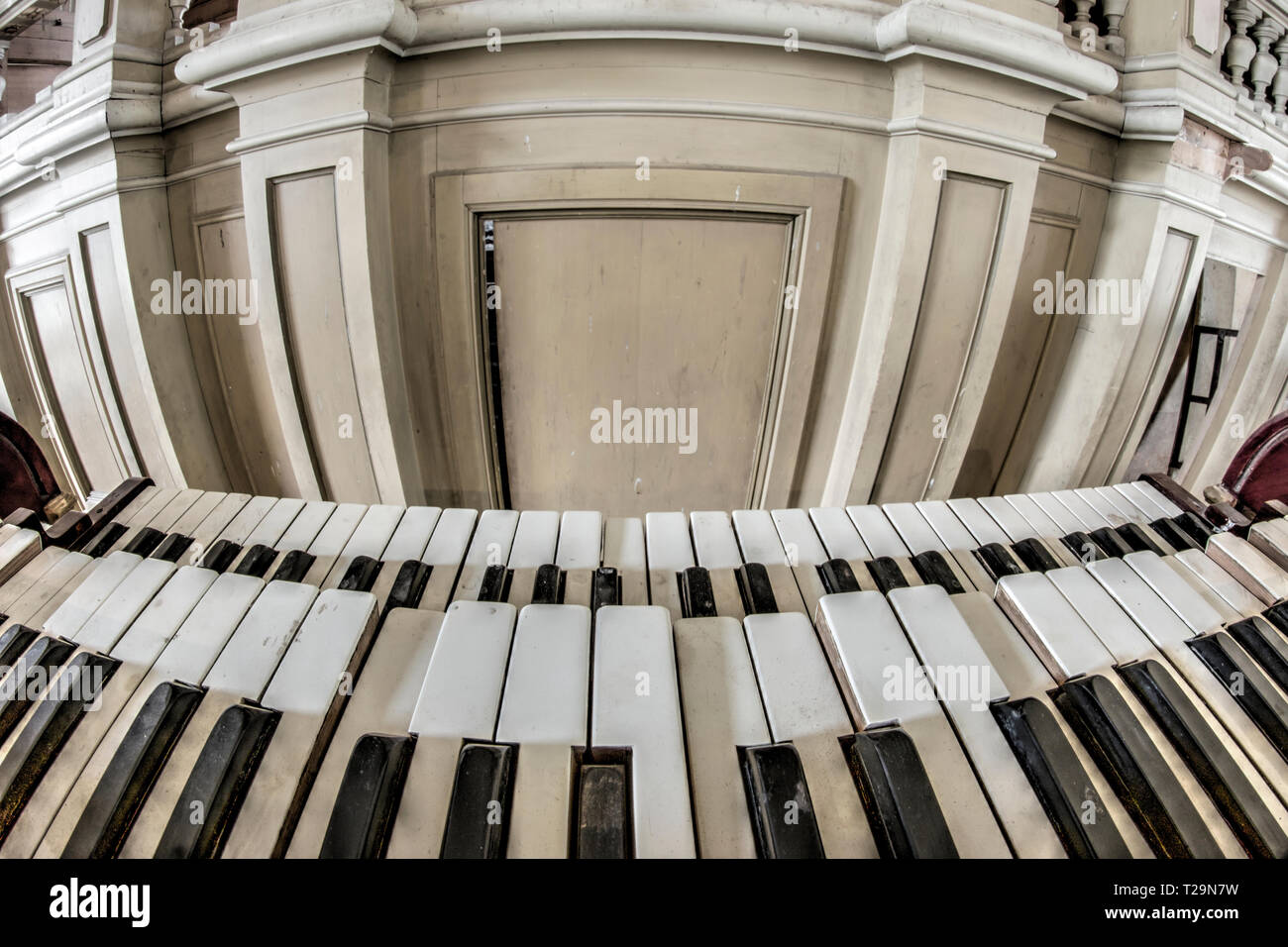 Orgue de l'église ancienne et brisé - Détail du clavier Banque D'Images