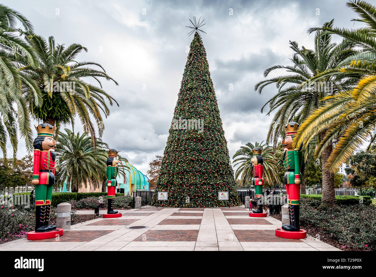 ORLANDO, FLORIDE, USA - DÉCEMBRE, 2018 : Arbre de Noël Casse-Noisette et décoration à Eola Park, Downtown Orlando Banque D'Images