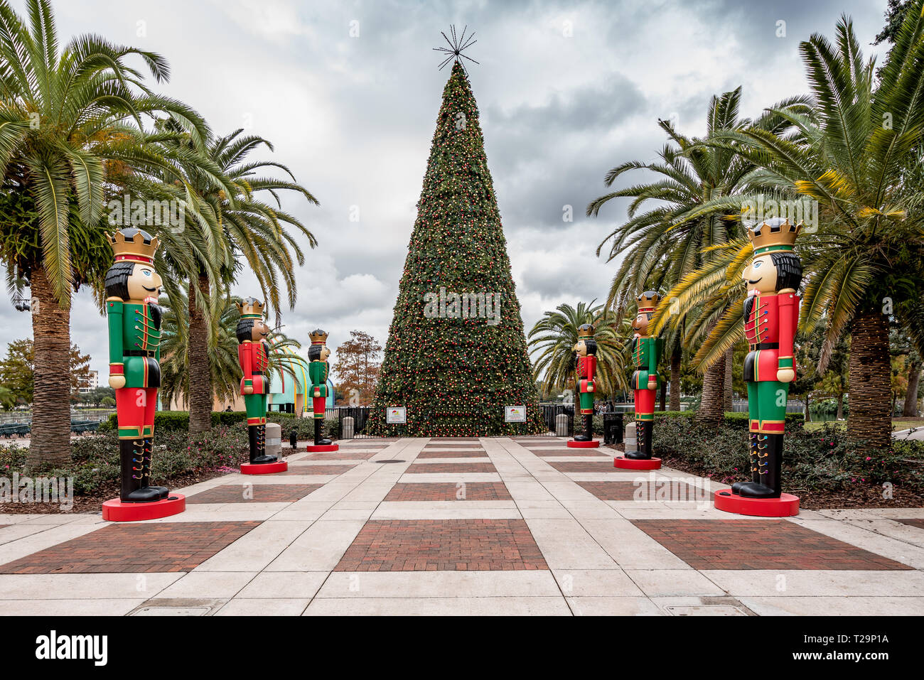 ORLANDO, FLORIDE, USA - DÉCEMBRE, 2018 : Arbre de Noël Casse-Noisette et décoration à Eola Park, Downtown Orlando Banque D'Images