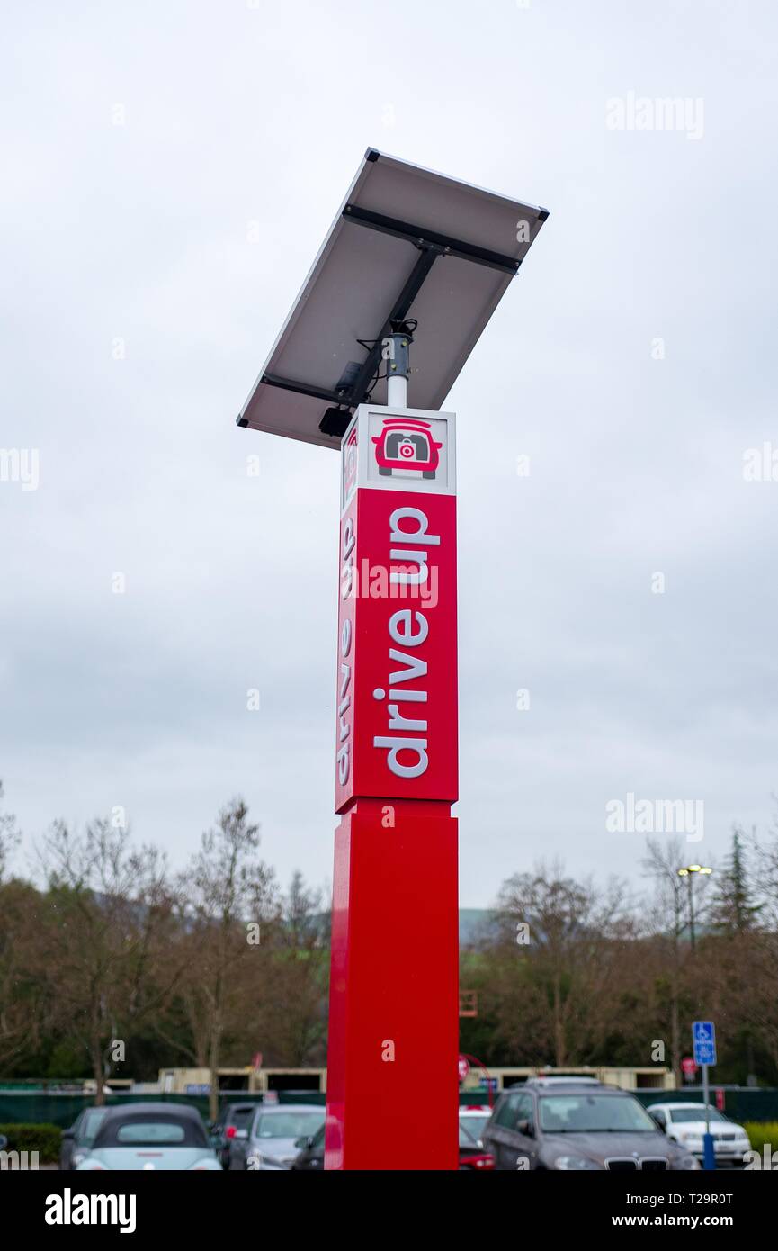 Signe solaire pour monter le service de ramassage à l'épicerie magasin cible à San Ramon, Californie, le 6 mars 2019. () Banque D'Images