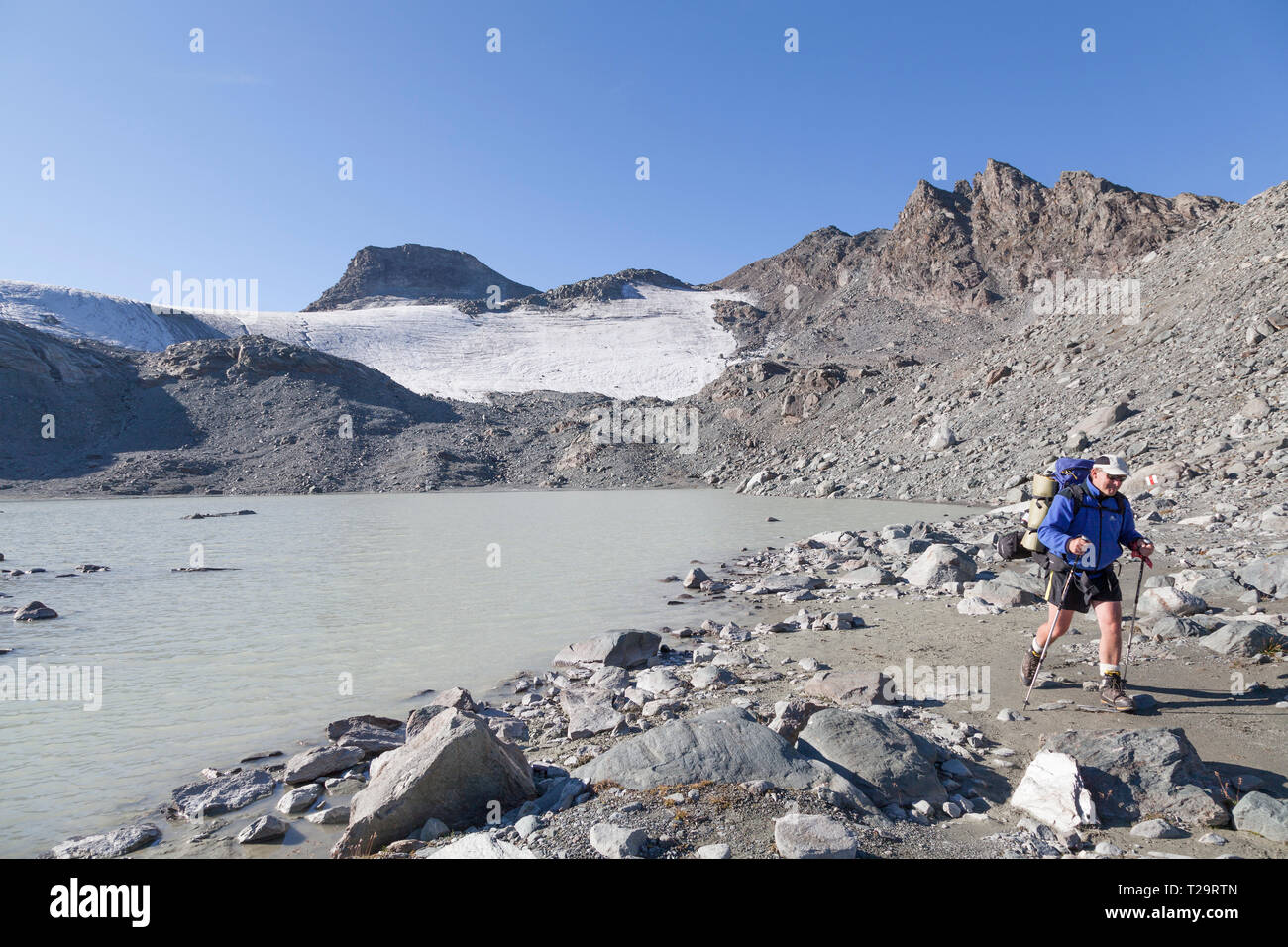 Walker sur la Haute Route au bord du Glacier de Prafleuri. Banque D'Images