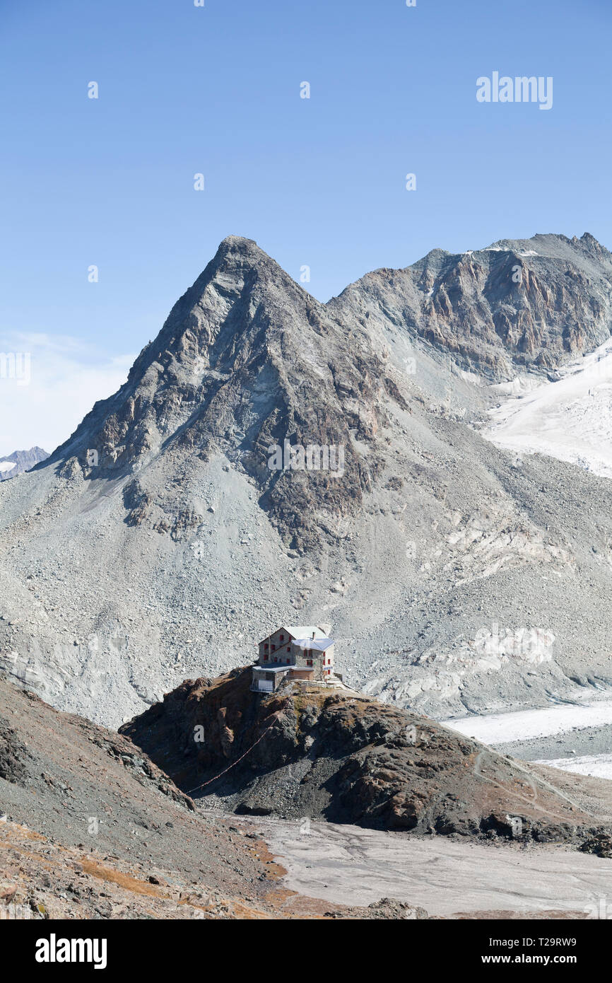 Chalet des Dix et le glacier de Cheilon sur la Haute Route. Banque D'Images