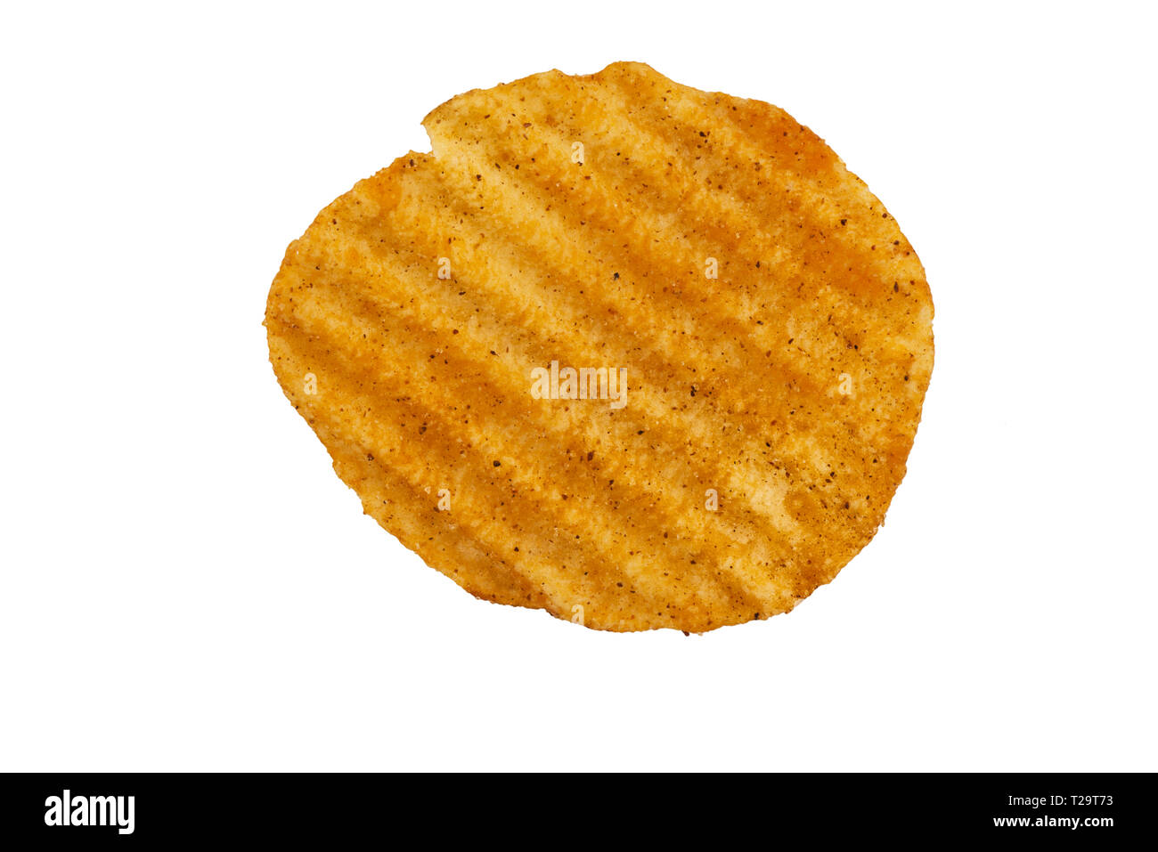 Pomme de terre ridée savoureux isolé sur fond blanc. À saveur de barbecue. Vue d'en haut. Banque D'Images