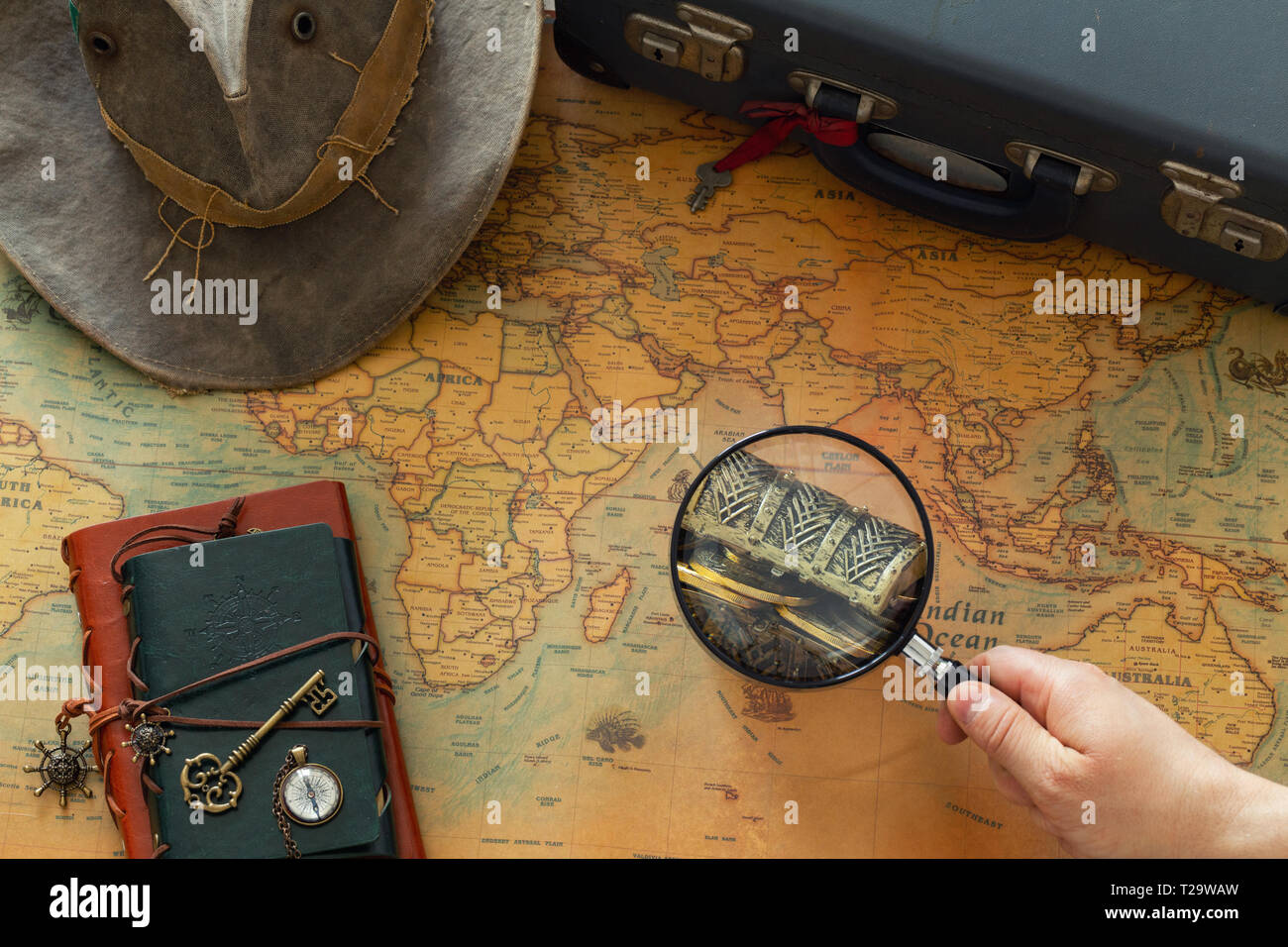 Chasse au trésor, vieille carte avec coffre de trésor et d'expédition dans l'équipement de style vinatge Banque D'Images