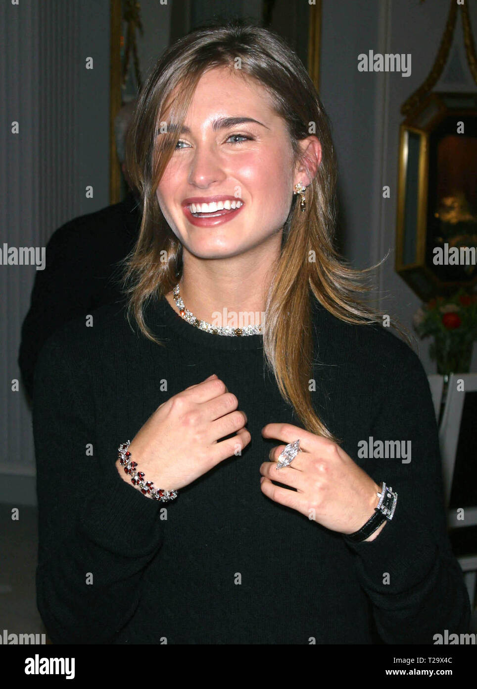 ÒWHEN HARRY RENCONTRÉ ETHEL' 11/25/2002 ELITE MODEL LAUREN BUSH DÉVOILE SA MAISON DE VACANCES arborescence constituée de Ethel M CHOCOLATES ET HARRY WINSTON GEMS, CHAMBRE DE HARRY WINSTON, NYC Photo de John Barrett/PHOTOlink Banque D'Images