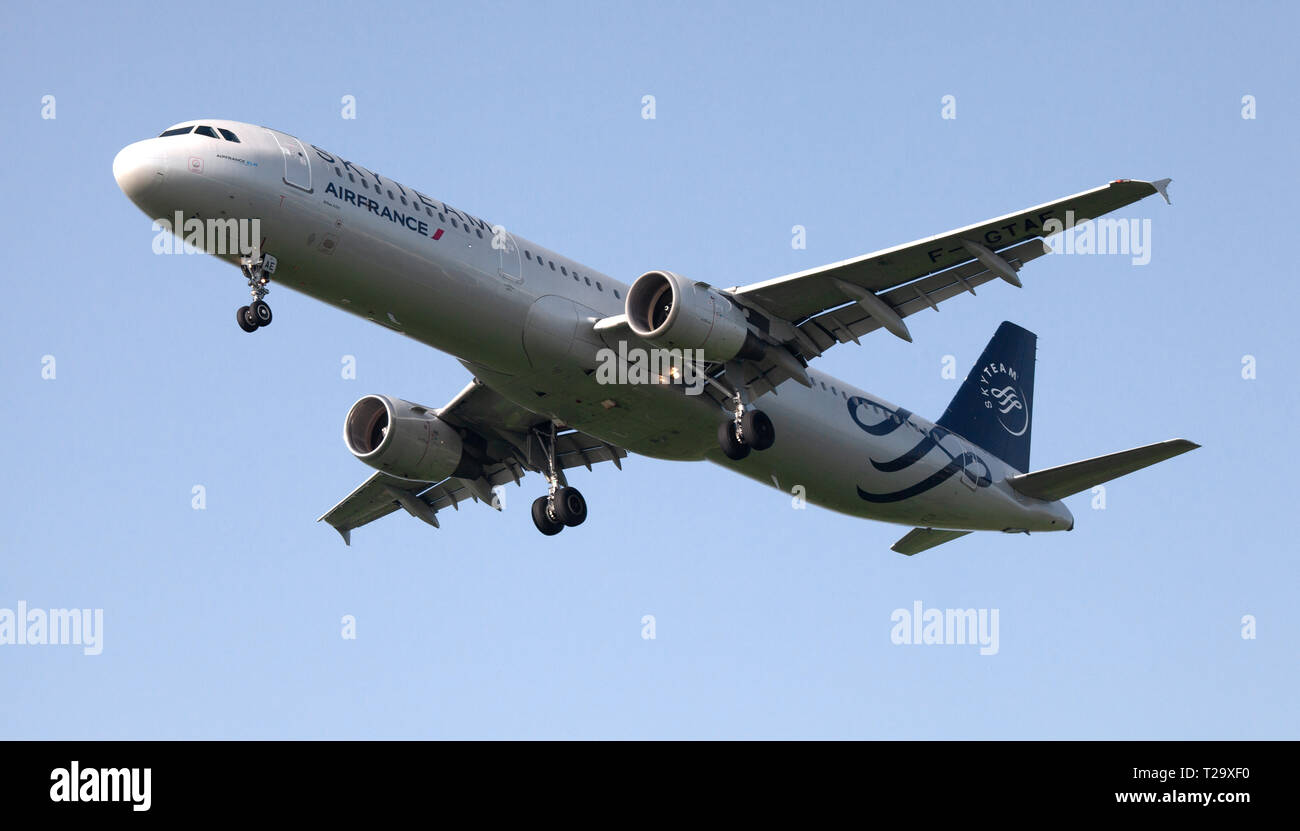 Air France Airbus A321 F-GTAE en approche finale à l'aéroport de Londres Heathrow LHR Banque D'Images