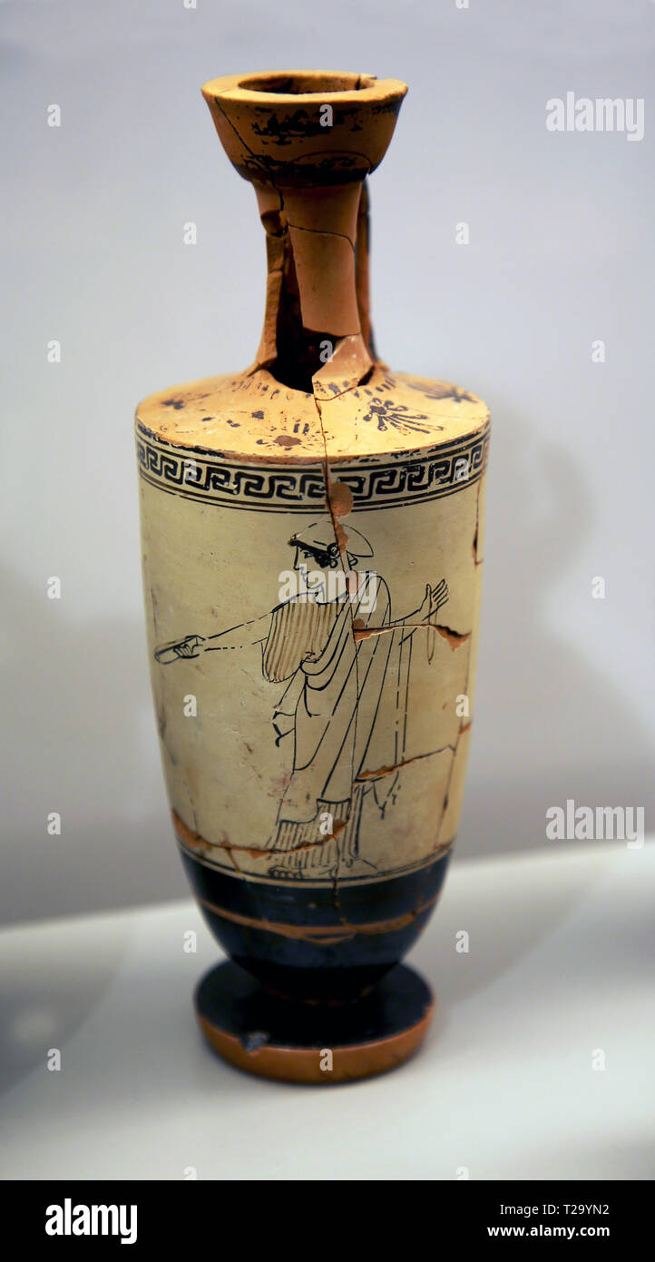 Lekythos Attique. L'huile parfumée flacon, avec figure féminine en noir. 5ème siècle BC. Santa Venera, tombe 262. Terre cuite. Paestum. Banque D'Images