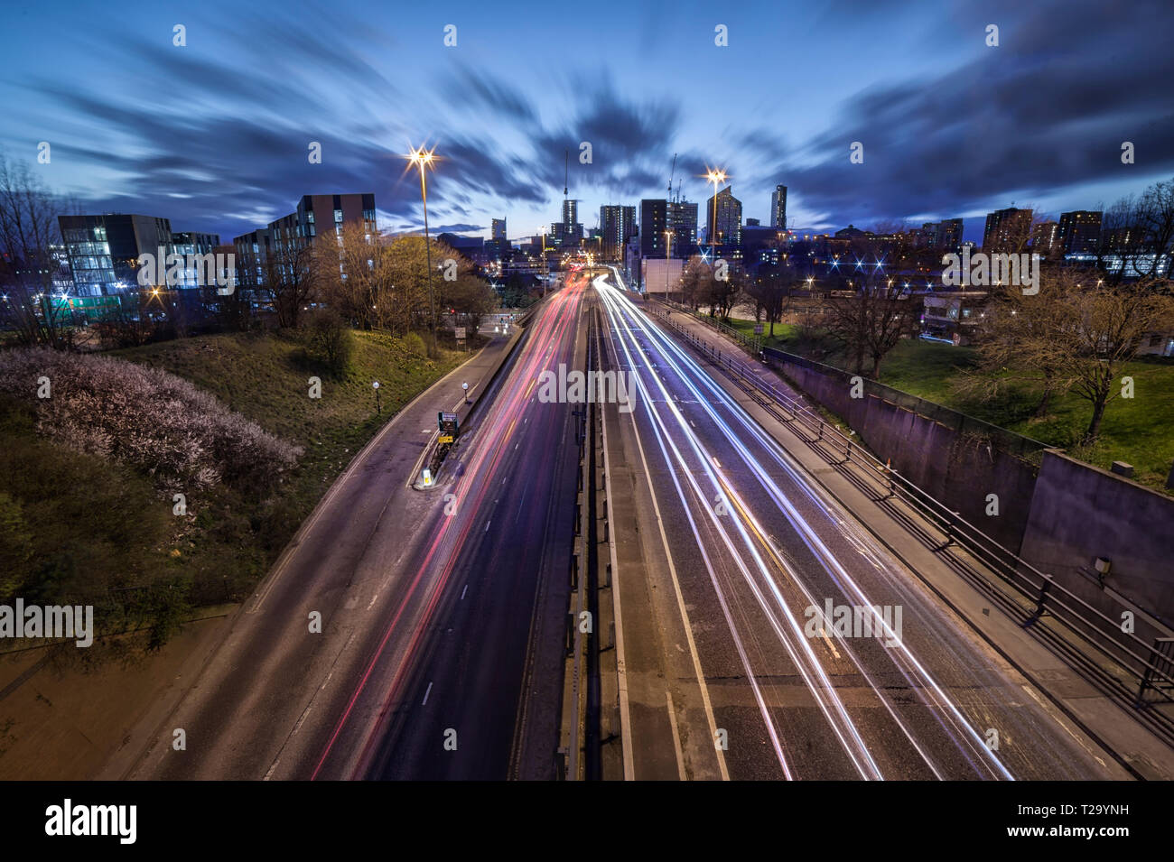 Leeds City skyline with light trails qui mène à elle. Banque D'Images