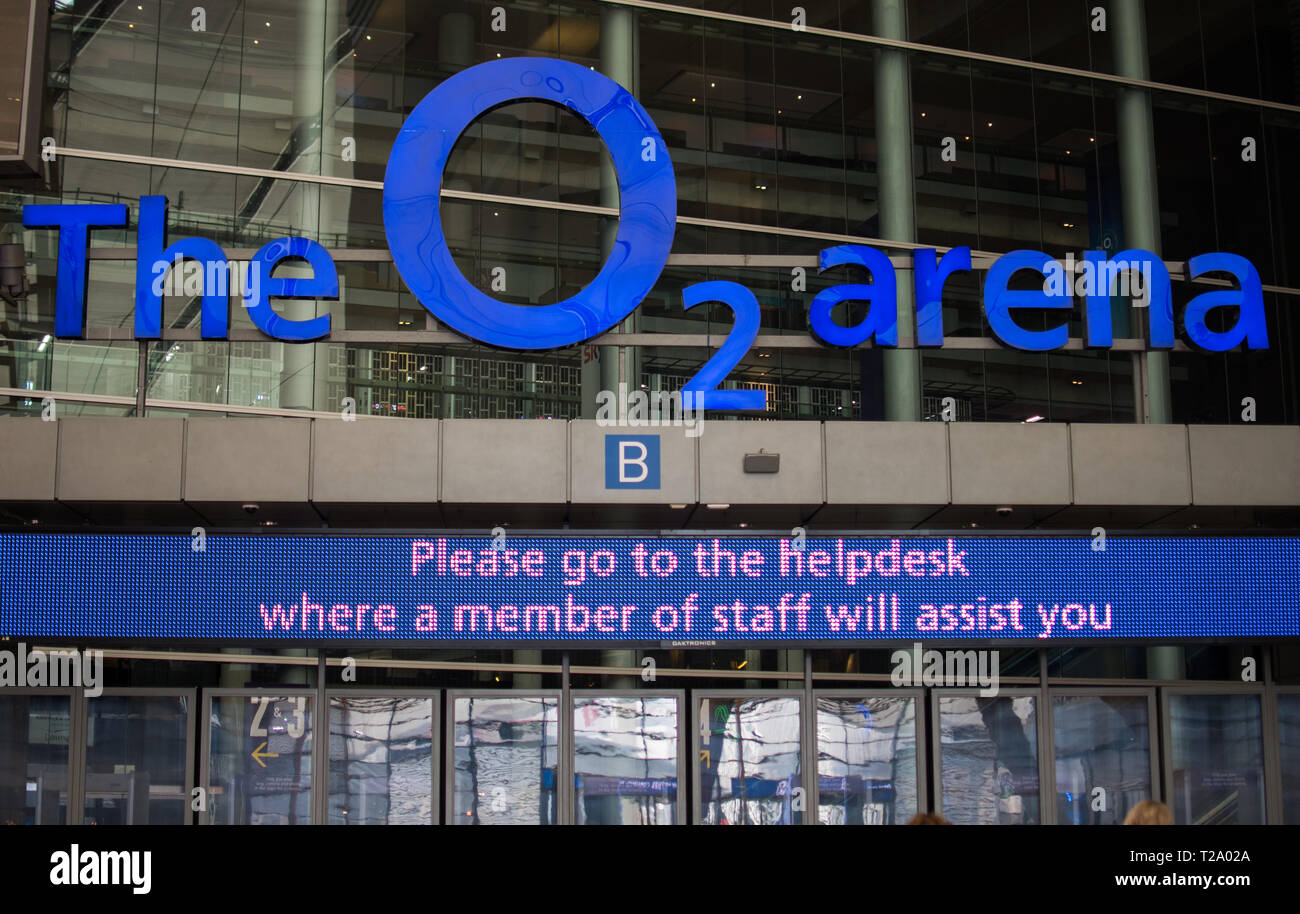 Londres, UK - Mars 2019 : l'O2 arena entrée montrant "Le rendement a été annulé inscrivez-conseil" Banque D'Images