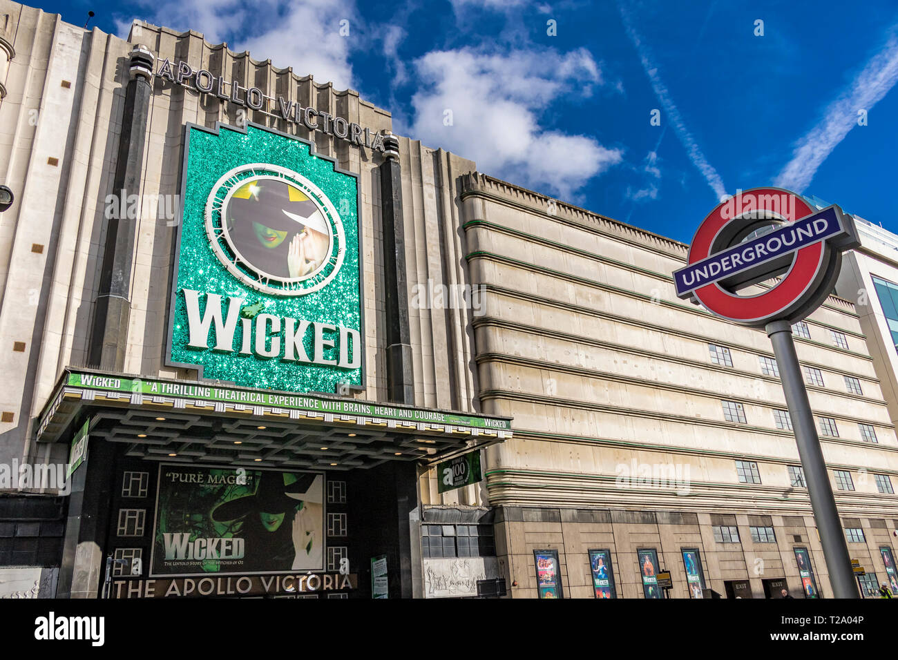 L'extérieur art déco du London Apollo Theatre à Victoria, Londres qui id la maison actuelle du musical Wicked, Londres, Royaume-Uni Banque D'Images