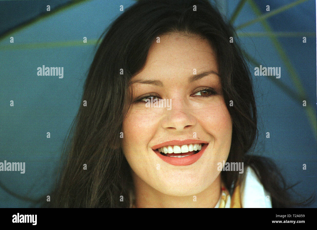 Catherine Zeta-Jones photographié à l'Old Course de Saint Andrews, s'abritant sous un parapluie alors que mari Michael Douglas a joué un pro-celebrity golf événement avant l'Alfred Dunhill Cup. Banque D'Images