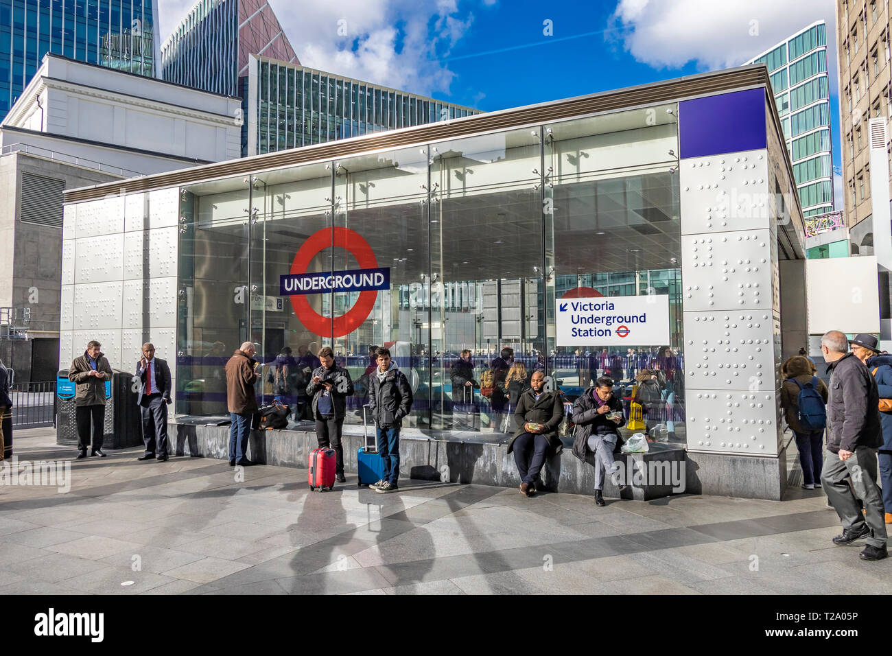 Les gens devant l'entrée de la station de métro Victoria à Cardinal Walk , Londres, Royaume-Uni Banque D'Images
