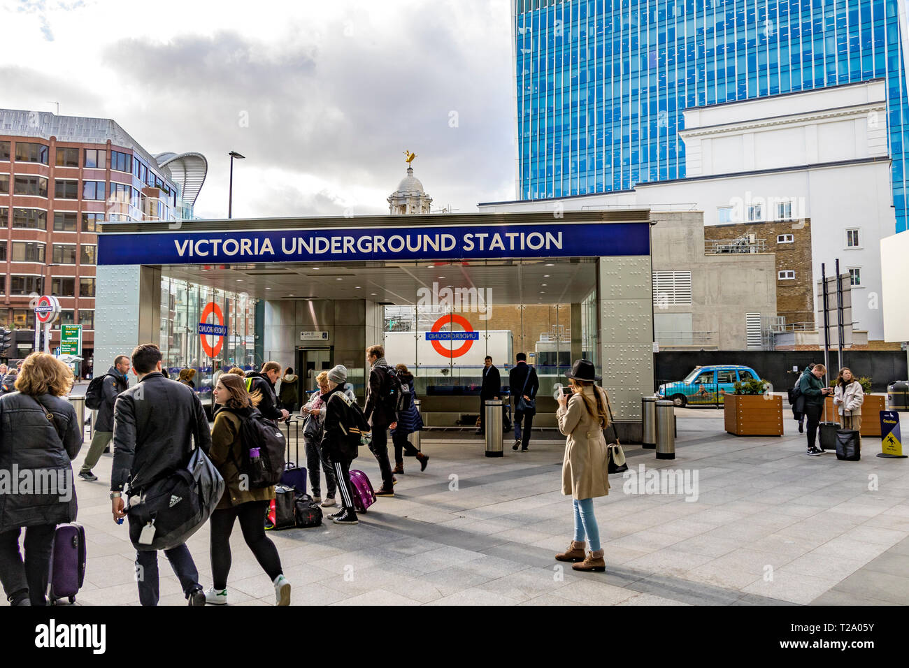Les gens qui marchent après l'entrée de la station de métro Victoria à Cardinal Walk, Londres, Royaume-Uni Banque D'Images