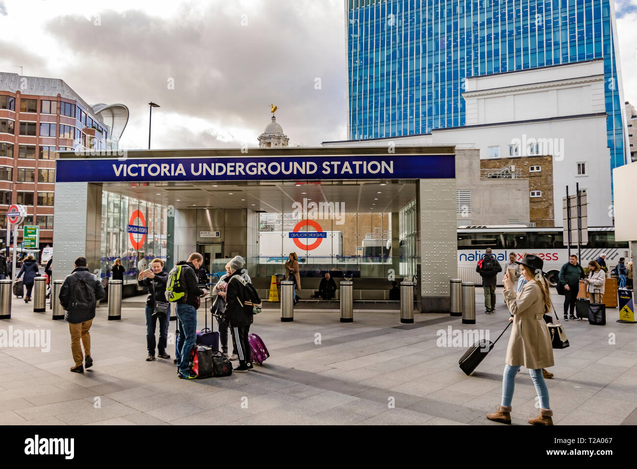 Les gens se sont rassemblés devant l'entrée de la station de métro Victoria à Cardinal Walk, Londres, Royaume-Uni Banque D'Images