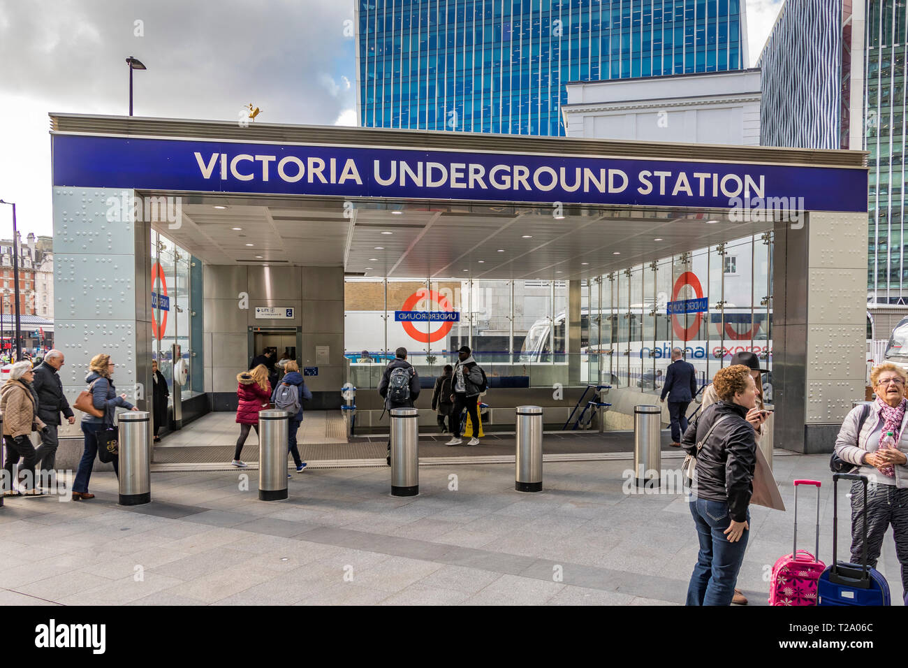 Personnes à l'entrée de la station de métro Victoria à Cardinal Walk , Londres, Royaume-Uni Banque D'Images