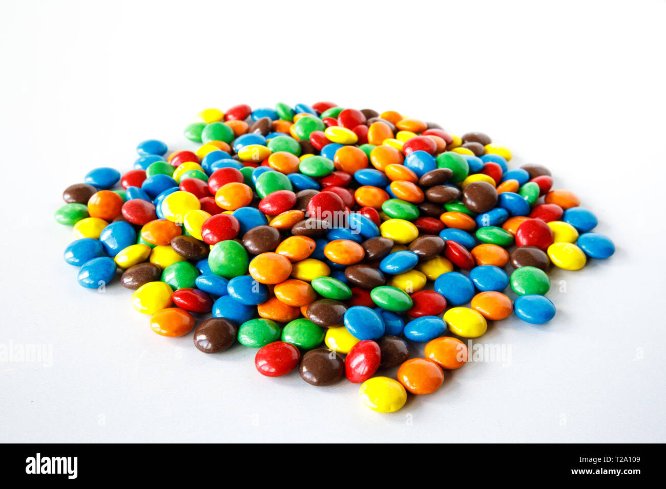 Une pile de Smarties colorés Banque D'Images