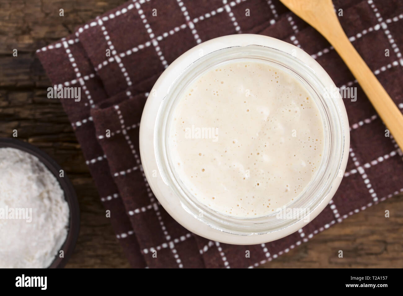 Des bubbly levain fermenté, un mélange d'eau et de farine à utiliser comme ferment pour la cuisson du pain, dans un bocal en verre Banque D'Images