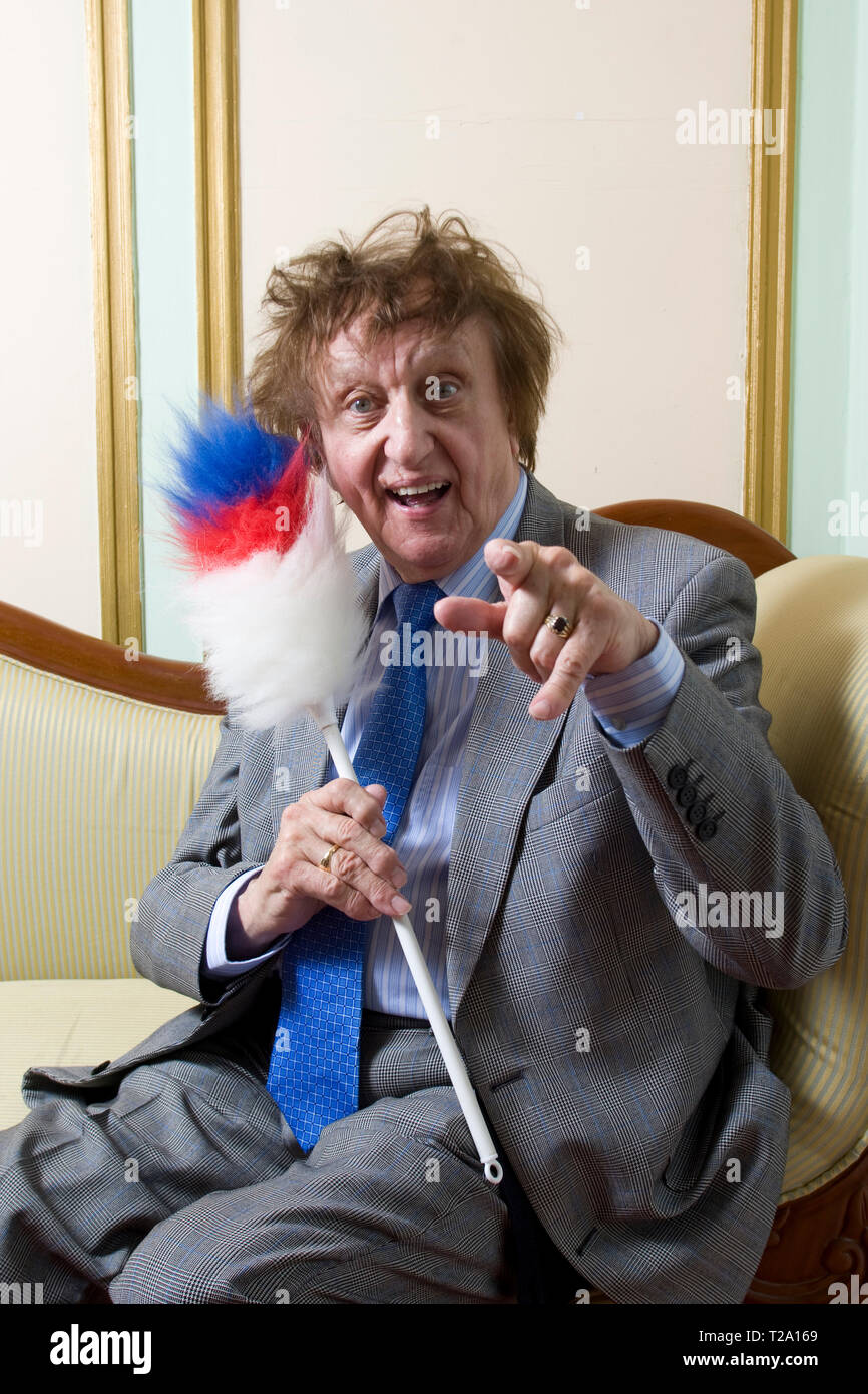 Le comédien britannique vétéran et chanteur auteur-compositeur Ken Dodd, représentée dans sa ville natale de Liverpool au cours d'une pause dans les tournées en tenant son bâton de chatouillement de marques. Dodd a eu de nombreuses visites d'enregistrement, saisie d'un cas sur dix-neuf reprises dans le Top 40 depuis le début des années 1960. Il a joué à spectateurs pour des concerts à travers le Royaume-Uni et a fait de nombreuses apparitions à la télévision. Banque D'Images