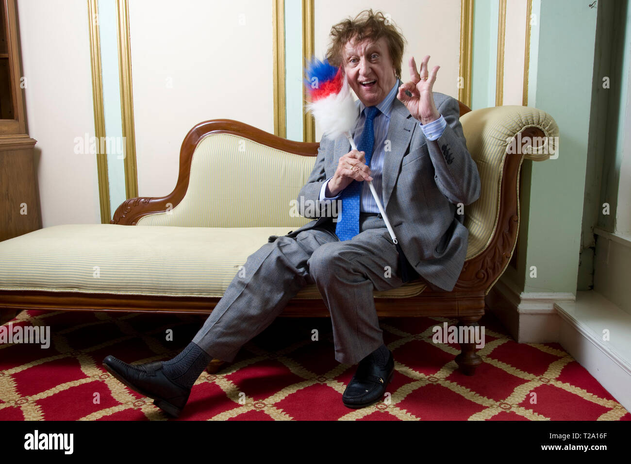 Le comédien britannique vétéran et chanteur auteur-compositeur Ken Dodd, représentée dans sa ville natale de Liverpool au cours d'une pause dans les tournées en tenant son bâton de chatouillement de marques. Dodd a eu de nombreuses visites d'enregistrement, saisie d'un cas sur dix-neuf reprises dans le Top 40 depuis le début des années 1960. Il a joué à spectateurs pour des concerts à travers le Royaume-Uni et a fait de nombreuses apparitions à la télévision. Banque D'Images