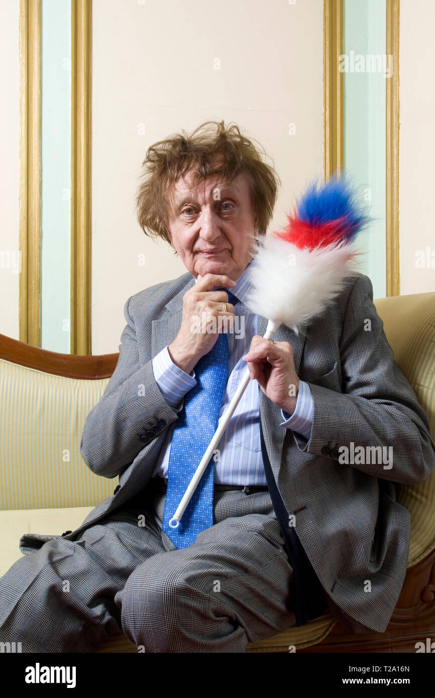 Le comédien britannique vétéran et chanteur auteur-compositeur Ken Dodd, représentée dans sa ville natale de Liverpool au cours d'une pause dans les tournées en tenant son bâton de chatouillement de marques. Dodd a eu de nombreuses visites d'enregistrement, saisie d'un cas sur dix-neuf reprises dans le Top 40 depuis le début des années 1960. Il a joué à spectateurs pour des concerts à travers le Royaume-Uni et a fait de nombreuses apparitions à la télévision. Banque D'Images