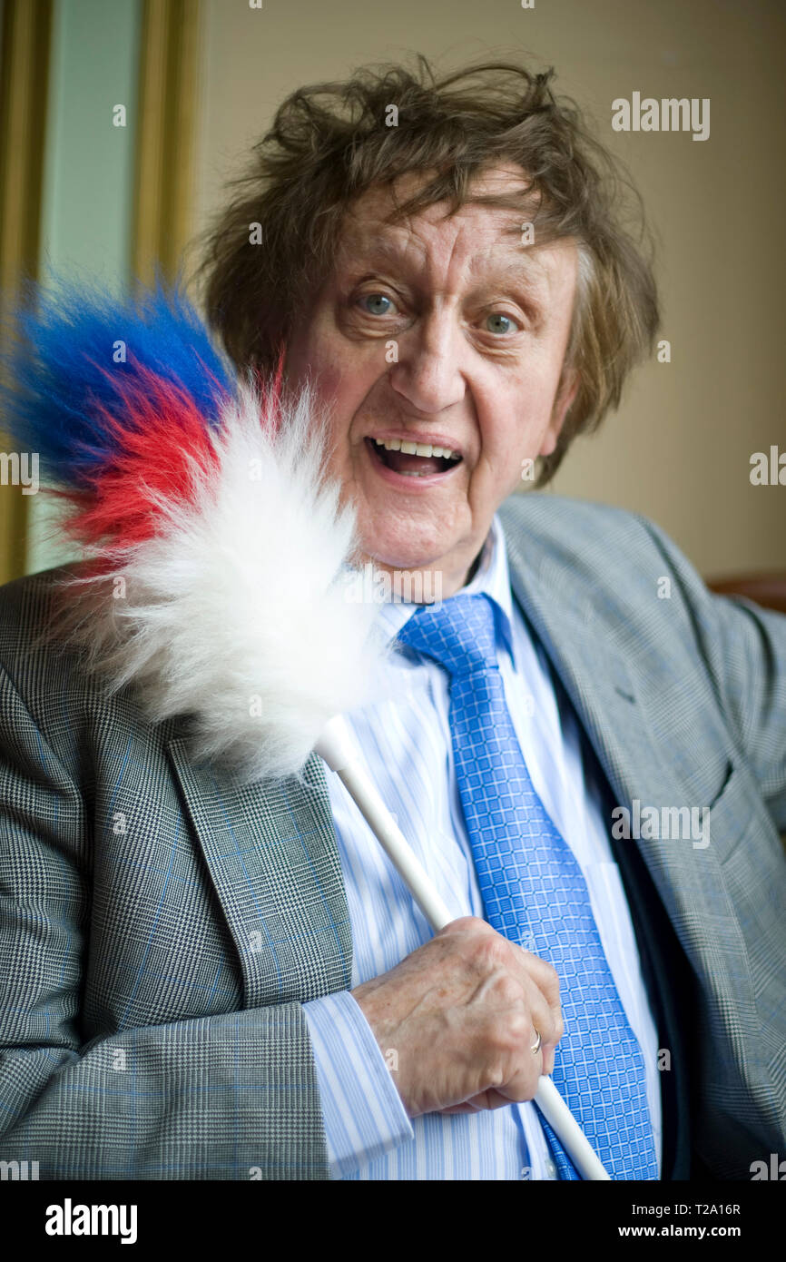 Le comédien britannique vétéran et chanteur auteur-compositeur Ken Dodd, représentée dans sa ville natale de Liverpool au cours d'une pause dans les tournées en tenant son bâton de chatouillement de marques. Dodd a eu de nombreuses visites d'enregistrement, saisie d'un cas sur dix-neuf reprises dans le Top 40 depuis le début des années 1960. Il a joué à spectateurs pour des concerts à travers le Royaume-Uni et a fait de nombreuses apparitions à la télévision. Banque D'Images