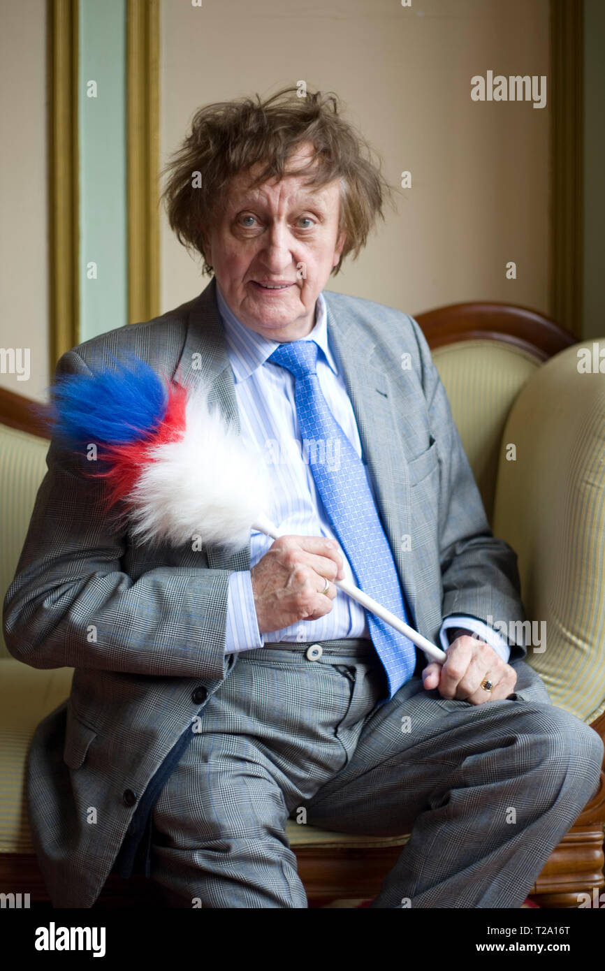 Le comédien britannique vétéran et chanteur auteur-compositeur Ken Dodd, représentée dans sa ville natale de Liverpool au cours d'une pause dans les tournées en tenant son bâton de chatouillement de marques. Dodd a eu de nombreuses visites d'enregistrement, saisie d'un cas sur dix-neuf reprises dans le Top 40 depuis le début des années 1960. Il a joué à spectateurs pour des concerts à travers le Royaume-Uni et a fait de nombreuses apparitions à la télévision. Banque D'Images