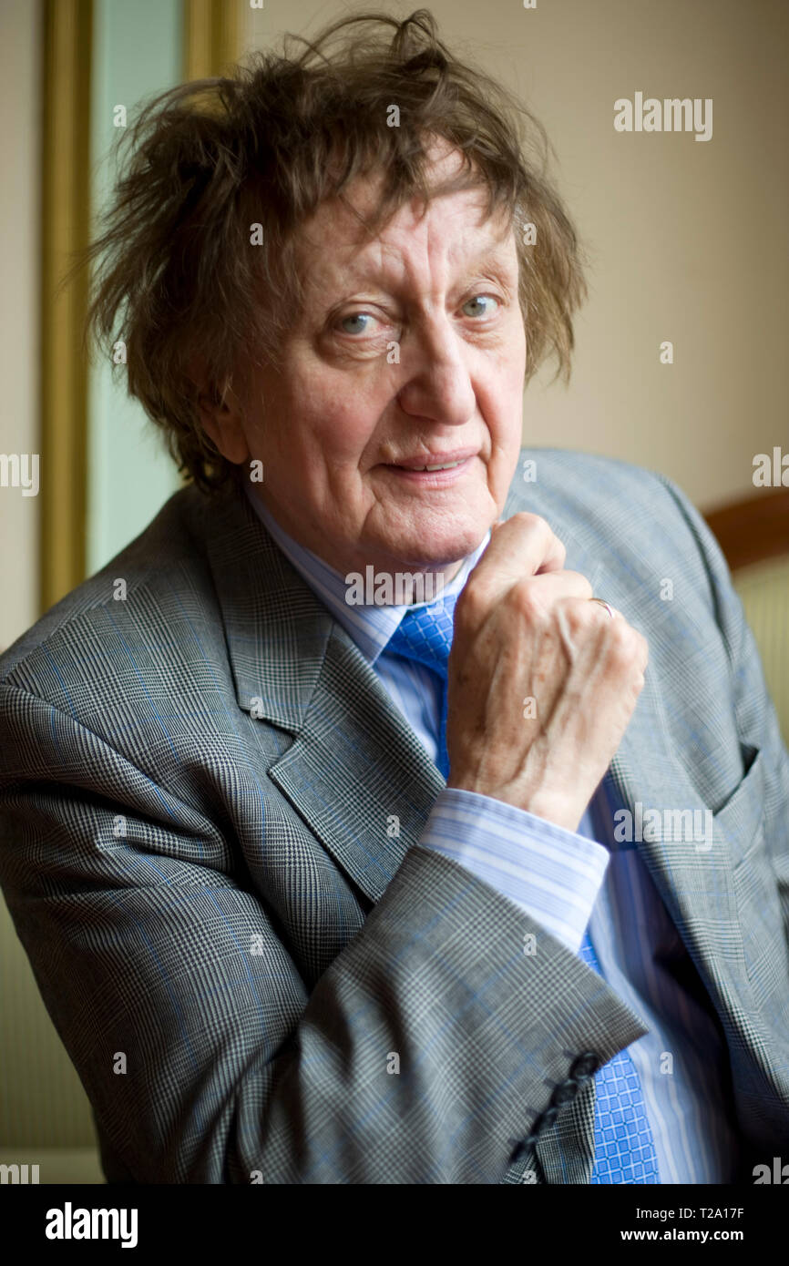 Le comédien britannique vétéran et chanteur auteur-compositeur Ken Dodd, représentée dans sa ville natale de Liverpool au cours d'une pause dans les tournées. Dodd a eu de nombreuses visites d'enregistrement, saisie d'un cas sur dix-neuf reprises dans le Top 40 depuis le début des années 1960. Il a joué à spectateurs pour des concerts à travers le Royaume-Uni et a fait de nombreuses apparitions à la télévision. Banque D'Images