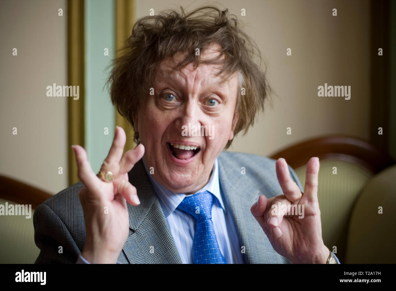 Le comédien britannique vétéran et chanteur auteur-compositeur Ken Dodd, représentée dans sa ville natale de Liverpool au cours d'une pause dans les tournées. Dodd a eu de nombreuses visites d'enregistrement, saisie d'un cas sur dix-neuf reprises dans le Top 40 depuis le début des années 1960. Il a joué à spectateurs pour des concerts à travers le Royaume-Uni et a fait de nombreuses apparitions à la télévision. Banque D'Images