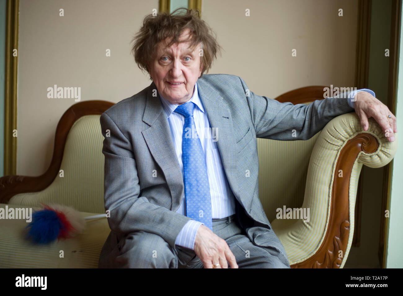 Le comédien britannique vétéran et chanteur auteur-compositeur Ken Dodd, représentée dans sa ville natale de Liverpool au cours d'une pause dans les tournées. Dodd a eu de nombreuses visites d'enregistrement, saisie d'un cas sur dix-neuf reprises dans le Top 40 depuis le début des années 1960. Il a joué à spectateurs pour des concerts à travers le Royaume-Uni et a fait de nombreuses apparitions à la télévision. Banque D'Images